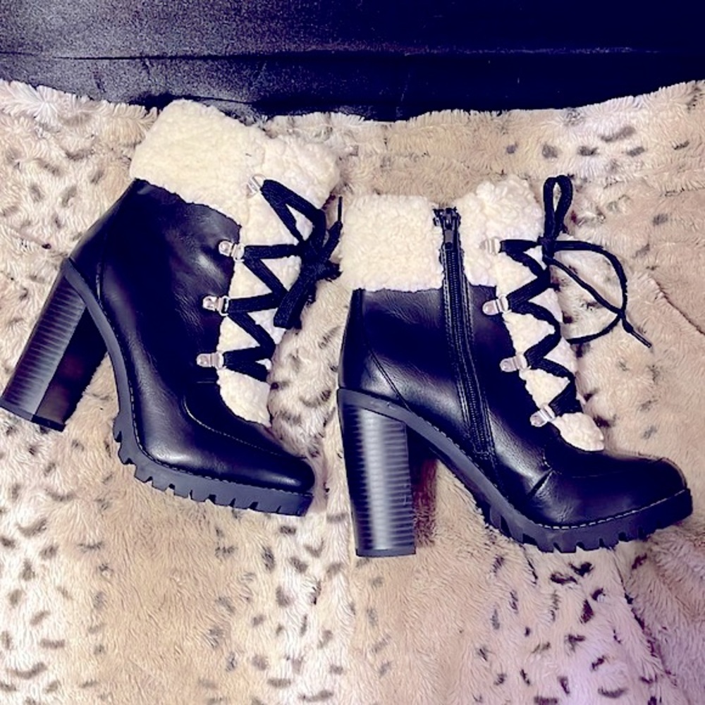 🖤 Leather & Sherpa Chunky Heel Lace up Boots 🖤